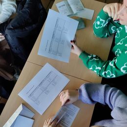 Leerling van IMK met blad papier